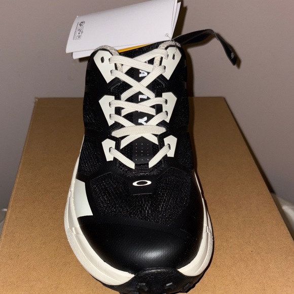 Oakley Men's Black and Cream Light Breathe Athletic Shoes NIB - Picture 2 of 8